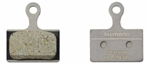 K03Ti Bremsbelag Kunstharz, Trägerplatte Titan Für Shimano Road Und MTB Flat Mount Sowie XTR M9100 Bremszangen Von SHIMANO -Günstiges E-Bikes Geschäft 3OqW0eGkbfV5WMoq8Rg1mq 33001163 001 1